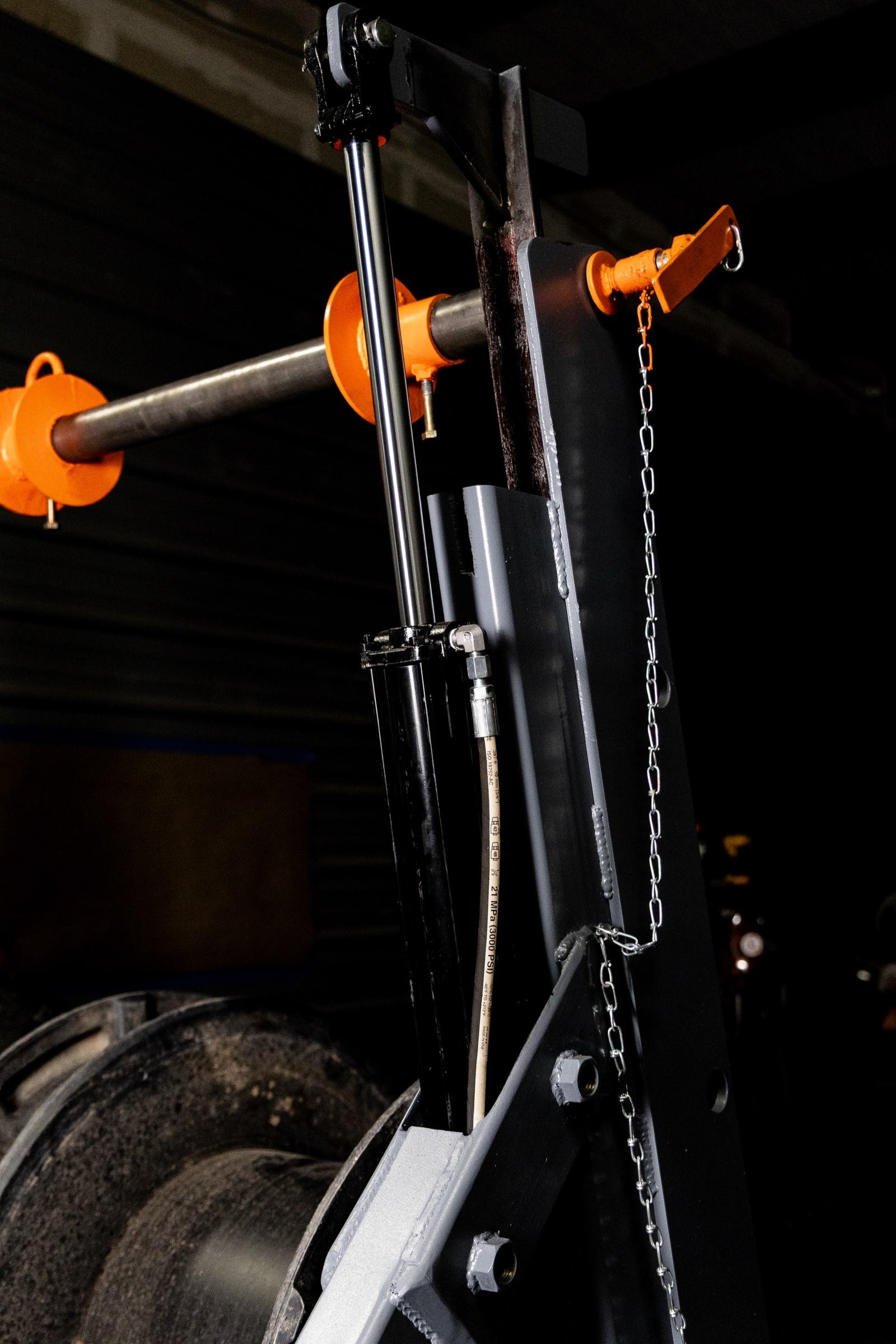 Hydraulic lift cylinder and solid steel reel bar on a reel trailer